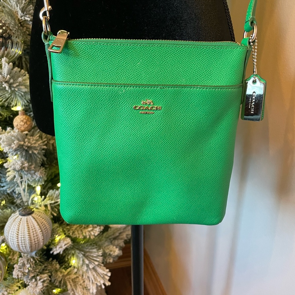 👛. Beautiful coach green crossbody purse